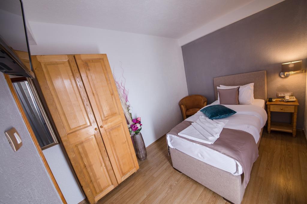 Hotel Ideal Подгориця Екстер'єр фото