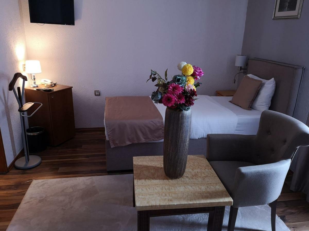 Hotel Ideal Подгориця Екстер'єр фото